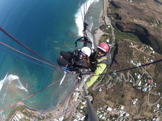 Envolez vous pour un saut en parapente avec notre partenaire AIRREUNION, réduction possible après une location chez Thrifty Réunion