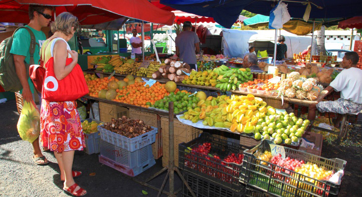 Louez une voiture de location pour vous rendre au marché forain de Saint-Paul sur l’île de la Réunion