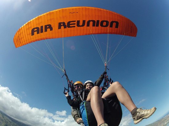 Appréciez la vue sur le lagon de la Réunion en parapente pour une activité à couper le souffle